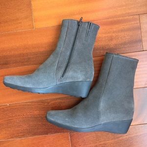 La Canadienne Waterproof Genuine Suede Leather Wedge Gray Ankle Boots Size 9.5 M